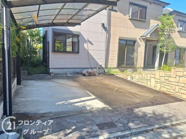 木津川市梅美台5丁目の中古一戸建て(駐車場)