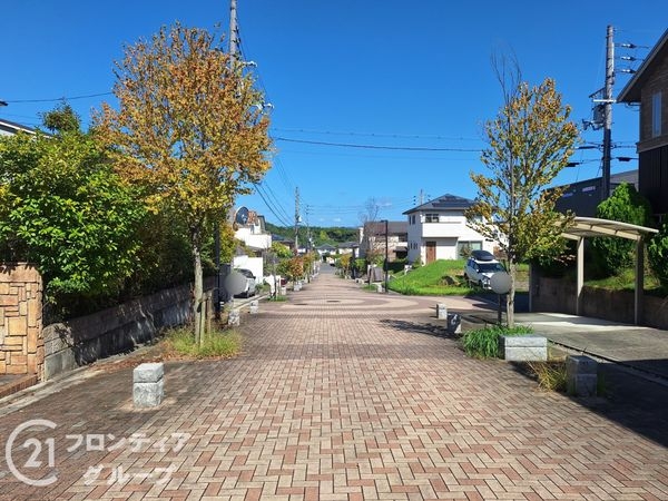 木津川市梅美台5丁目の中古一戸建て(前面道路含む現地写真)