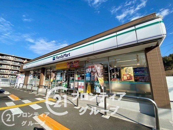 奈良市学園緑ヶ丘３丁目の中古一戸建て(ファミリーマート奈良鶴舞西店)