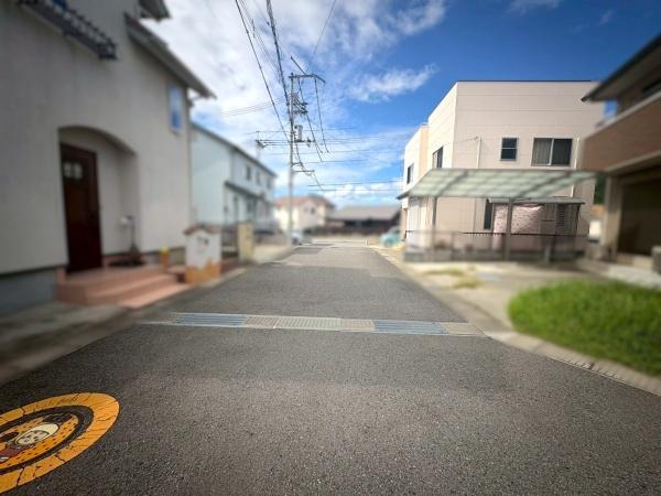 岩出市西安上の中古一戸建て(前面道路含む現地写真)