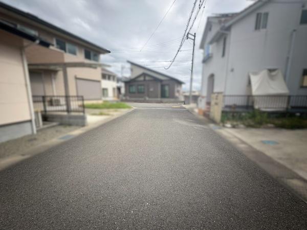 岩出市西安上の中古一戸建て(前面道路含む現地写真)