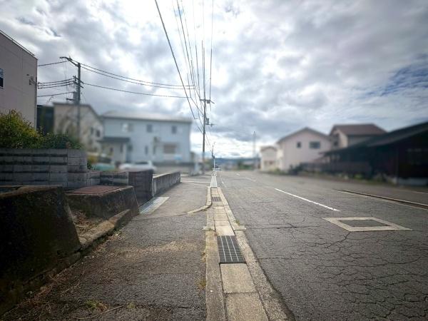 岩出市西安上の中古一戸建て(前面道路含む現地写真)