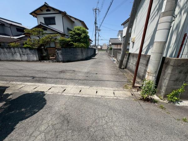 和歌山市井辺の中古一戸建て(前面道路含む現地写真)