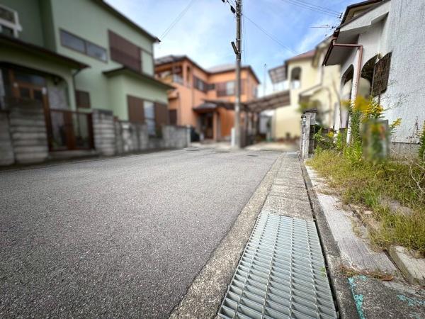 岩出市曽屋の中古一戸建て(前面道路含む現地写真)