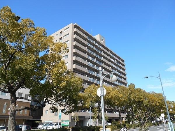 サーパス市民図書館前