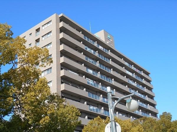 サーパス市民図書館前