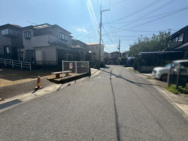 岩出市中島の中古一戸建て(前面道路含む現地写真)