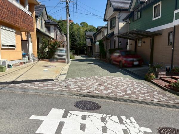 和歌山市善明寺の中古一戸建て(前面道路含む現地写真)