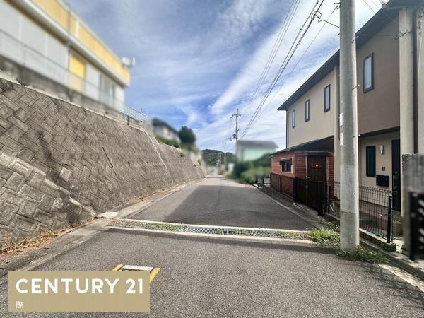 和歌山市加太の中古一戸建て(前面道路含む現地写真)
