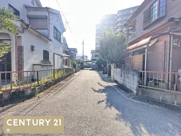 岩出市西国分の中古一戸建て(前面道路含む現地写真)