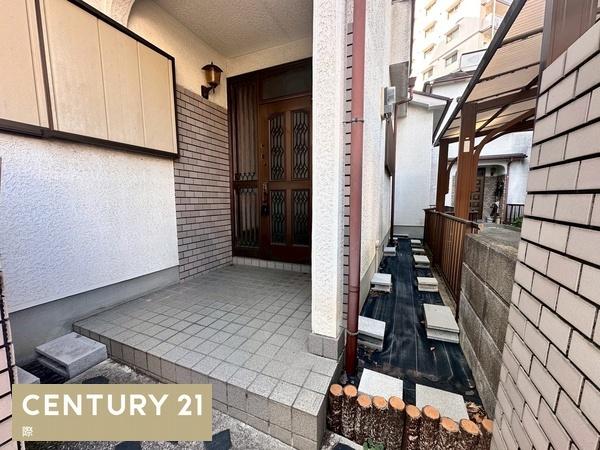 岩出市西国分の中古一戸建て(玄関)