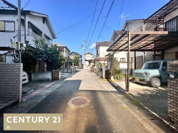 岩出市西国分の中古一戸建て(前面道路含む現地写真)