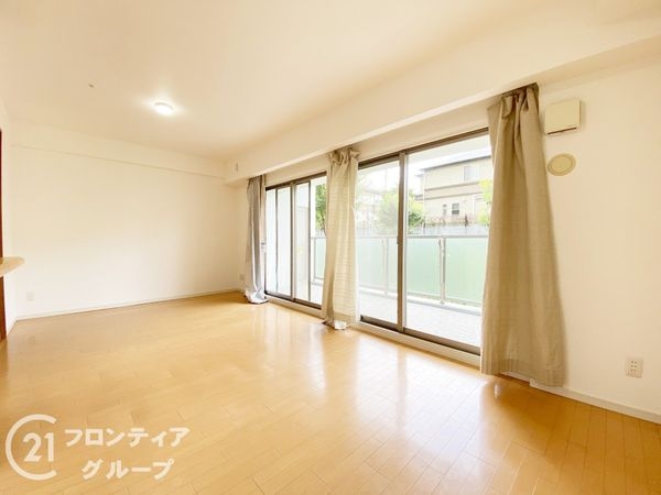 ヴユーイスト泉ヶ丘 中古マンション(リビング)