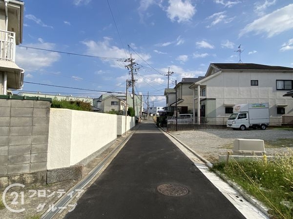堺市中区東山 新築一戸建て 2号棟(前面道路含む現地写真)