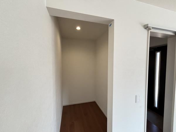 近江八幡市中村町1期2号棟 新築分譲住宅(収納)