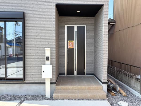 近江八幡市中村町1期2号棟 新築分譲住宅(玄関)