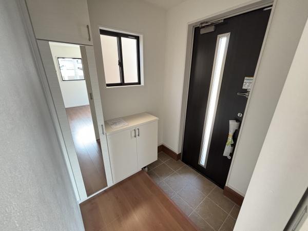 近江八幡市中村町1期2号棟 新築分譲住宅(玄関)