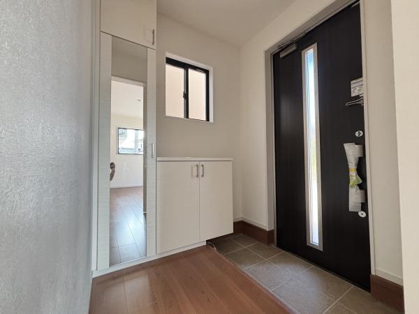 近江八幡市中村町1期2号棟 新築分譲住宅(玄関)