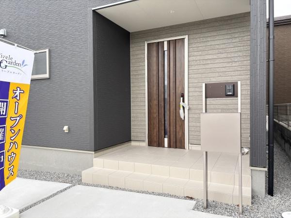 湖南市若竹町3期3号棟 新築分譲住宅(玄関)