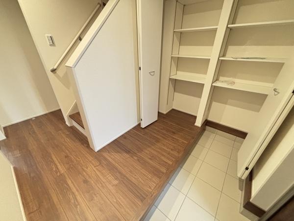 湖南市若竹町3期3号棟 新築分譲住宅(玄関)