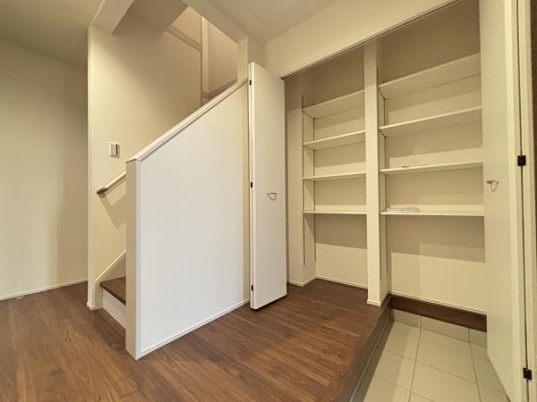 湖南市若竹町3期3号棟 新築分譲住宅(収納)