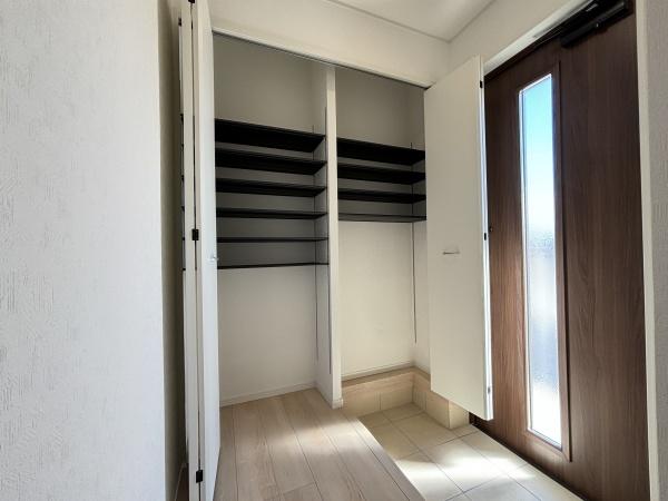 彦根市東沼波町第6-2号棟 新築分譲住宅(玄関)