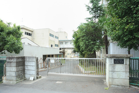 東高森団地３号棟(伊勢原市立成瀬小学校)