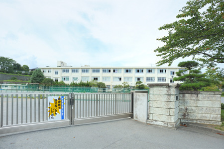 東高森団地3号棟(伊勢原市立成瀬中学校)