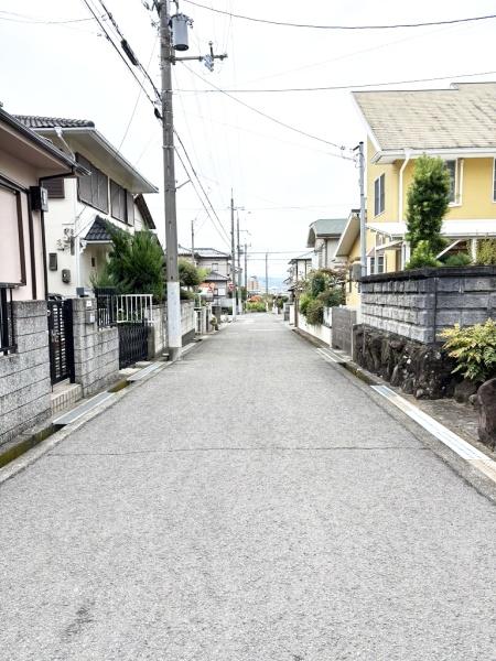 泉佐野市松風台2丁目の中古一戸建て(前面道路含む現地写真)
