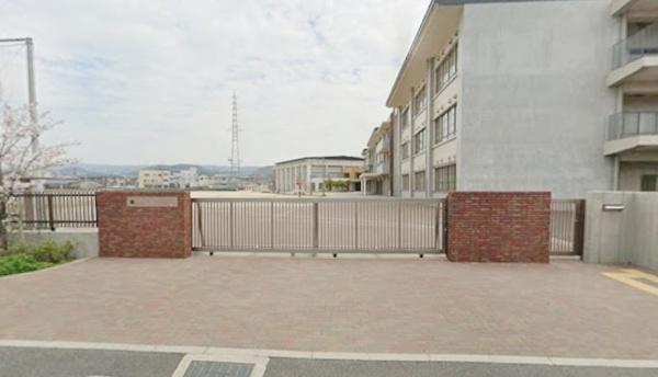 泉南市信達市場の中古一戸建て(泉南市立泉南中学校)
