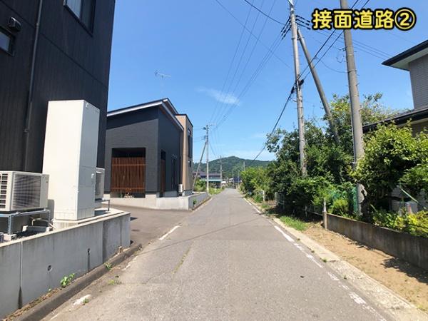 三戸郡南部町大字大向字田ノ尻の中古一戸建て(前面道路含む現地写真)