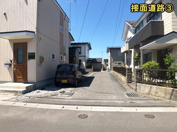 八戸市城下3丁目の中古一戸建て(前面道路含む現地写真)