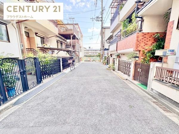 東大阪市岩田町4丁目の中古一戸建て(前面道路含む現地写真)