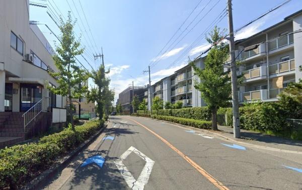 【空ビル桃山台】店舗・事務所・熊野3道路幅員13m(前面道路含む現地写真)