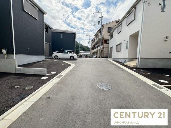 四條畷市南野6丁目の新築一戸建(前面道路含む現地写真)