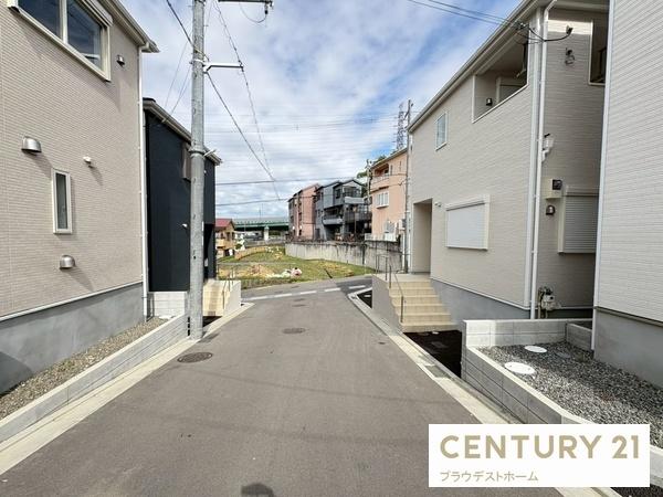 四條畷市南野6丁目の新築一戸建(前面道路含む現地写真)