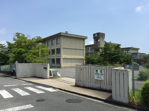 木津かぶと台団地6号棟(高の原小学校)