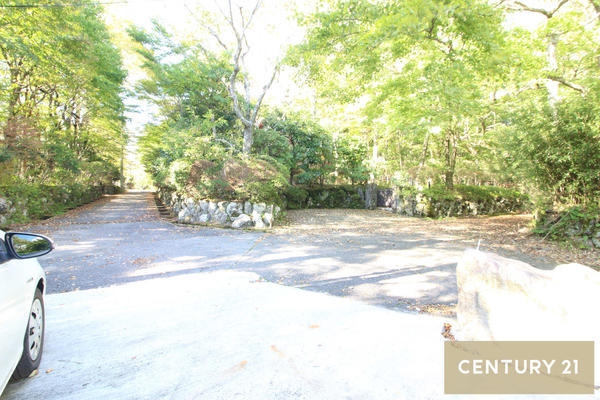 足柄下郡箱根町仙石原の中古一戸建て(前面道路含む現地写真)