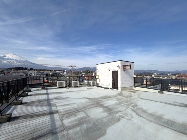 御殿場市川島田中古住宅3階建