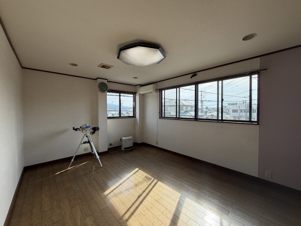 御殿場市川島田中古住宅3階建