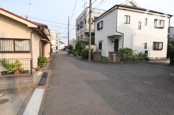 西多摩郡瑞穂町大字箱根ケ崎の中古一戸建て(前面道路含む現地写真)