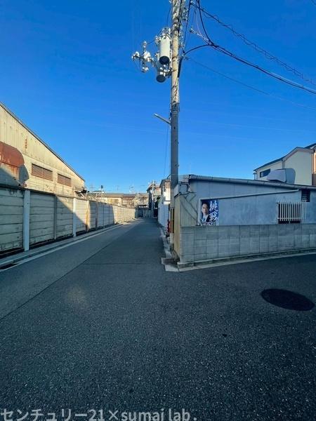東大阪市若江東町1丁目の中古一戸建て(前面道路含む現地写真)