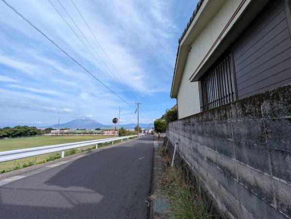 鹿児島市錦江台1丁目の中古一戸建て(前面道路含む現地写真)