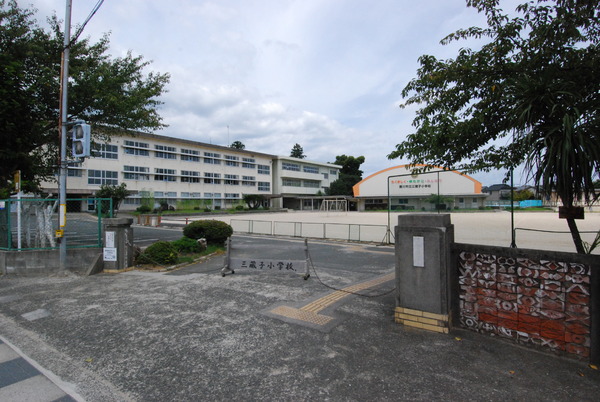 豊川市三蔵子町野河薮の中古一戸建て(豊川市立三蔵子小学校)