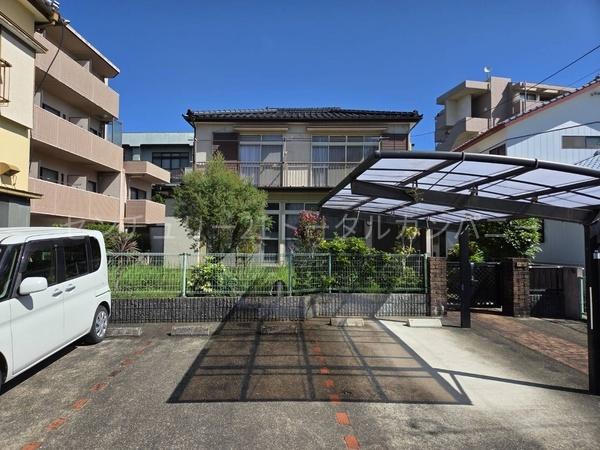 南道路に面し駐車場スペース充実の一戸建て