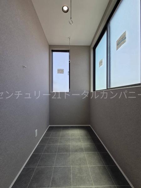 小学校、スーパー近くの新築一戸建てです