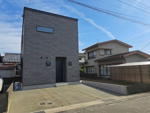 小学校、スーパー近くの新築一戸建てです