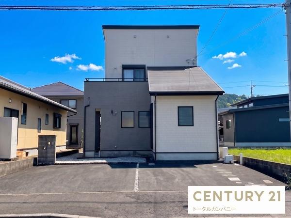 高岡町飯田３丁目　程度良好な中古住宅　駐車場並列3台可