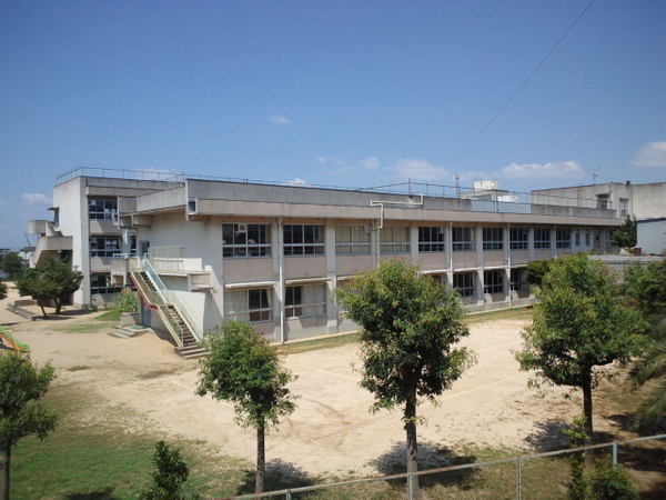 泉南市信達市場の中古一戸建て(泉南市立信達小学校)