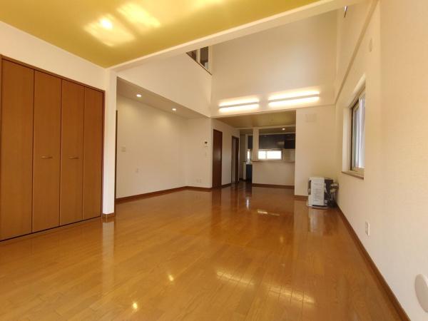 稲穂4条3丁目　～明るい吹抜のある戸建～